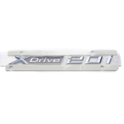 Emblem mit der Aufschrift &bdquo;X Drive 20i BMW F48&rdquo;