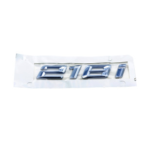 Emblem mit der Aufschrift &bdquo;218i BMW U06&rdquo;