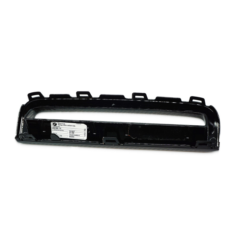 Mounting for the left-hand side grille on the BMW G26